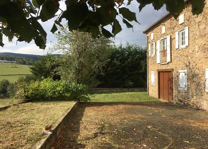 Holiday home Maison Spacieuse Tranquille Et Calme Pmr Possible Cronce